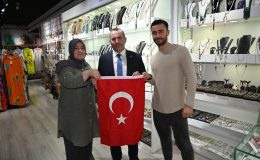 Başkan Tutuk, Türk Bayrağı Dağıttı