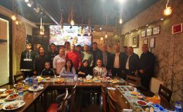 FOLKLORCULAR YEMEKTE AĞIRLANDI