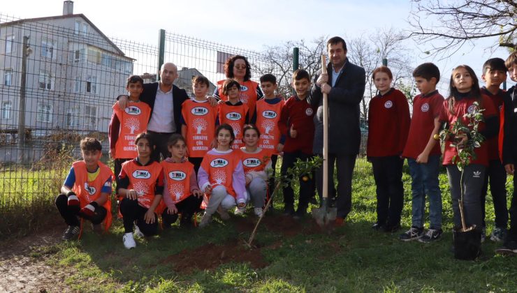 TURAN CANBAY’DAN OKULLARA MEYVE AĞACI PROJESİ