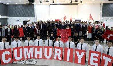 Çiftlikköy’de Cumhuriyet Coşkusu Salona Sığmadı
