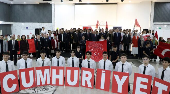 Çiftlikköy’de Cumhuriyet Coşkusu Salona Sığmadı