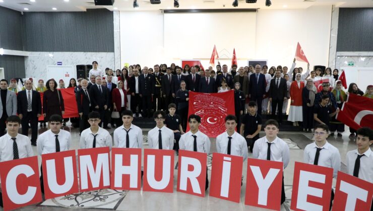 Çiftlikköy’de Cumhuriyet Coşkusu Salona Sığmadı